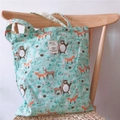 Dettaglio della borsa tote in tela verde menta con animali del bosco ed etichetta tessuta - Verde Menta Volpe Orso