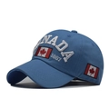 Détail de la broderie CANADA 1867 et du drapeau sur une casquette en coton bleu - Bleu