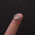 Dettaglio dell'anello da naso in argento con zircone quadrato e pietre in pavé brillante - Stile Quadrato / Argento