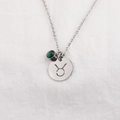 Dettaglio della collana Toro in argento con ciondolo pietra portafortuna verde su tessuto - Toro Pietra Verde (2-5号色)