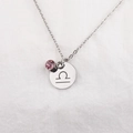 Collana Bilancia in argento con ciondolo in pietra rosa su sfondo materico - Bilancia Pietra Rosa (7-10号色)
