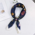 Elegante foulard in seta blu navy con motivo floreale e bordo bianco a contrasto donna - 70cm / Blu navy