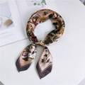Sciarpa in seta stampa floreale beige champagne con motivi botanici e insetti - 70cm / Rosa Arancio