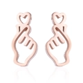 Dettaglio di orecchini a lobo oro rosa con design a gesto di cuore su sfondo bianco - Oro Rosa