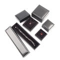 Elegante schwarze strukturierte Schmuckschatullen für Ringe und Halsketten - Armbandbox / Silbergrau