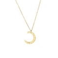 Dettaglio della collana con ciondolo a luna dorata e trama martellata su sfondo bianco - Luna martellata (oro) / Oro