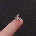 Macro dettagliata di piccoli orecchini a lobo a tripla stella argentati con zirconi - Stile Tripla Stella d'Argento (Argento 3#)