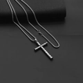 Dettaglio del ciondolo a croce in acciaio al titanio argento su una catena a scatola - Bastone Dorato Croce + Catena in Acciaio Inossidabile