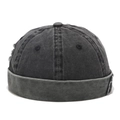 Dettaglio del cappello docker in denim grigio fumo lavato con strappi ed effetto vintage - Regolabile / Nero