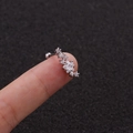 Gedetailleerde macro-opname van zilveren ster kraakbeenpiercing met zirkonia inleg - Pentagram Cluster met Zirconia (6#) / Zilver