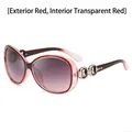 Damen UV400 Sonnenbrille in Weinrot mit lila Verlaufsgläsern und Kettendetail - Außen Rot Innen Transparent Rahmen