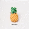 Macro di accessorio ananas in resina 13x25mm con trama gialla e foglie verdi vivaci - Ananas