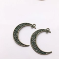 Vintage-Bronze-Mond-Anhänger mit Hohlmuster und Doppelschleifen für DIY-Schmuck - 30x39mm / Bronzegrün