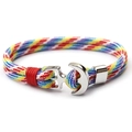 Dettaglio del bracciale in paracord arcobaleno con una chiusura in metallo a forma di ancora - Arcobaleno