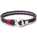 Detalle de pulsera de ancla náutica con tejido de paracord azul marino y cierre de metal plata - Trenzado Azul Rojo Blanco