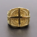 Vista macro del anillo masónico dorado con grabados intrincados y emblema de la escuadra - US 7 / Dorado