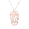 Detailansicht eines roségoldenen Totenkopf-Anhängers mit feiner Kette auf weißem Grund - Roségold