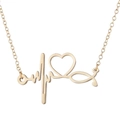 Detalle del collar de estetoscopio dorado con corazón y línea ECG en metal pulido - 616 Latido Estetoscopio / Dorado