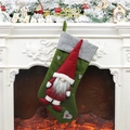 Calza di Natale con gnomo 3D appesa al camino bianco con decorazioni natalizie - Calza Gnomo di Natale Verde