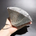 Dettaglio di una borsa da sera a forma di diamante argento con cristalli scintillanti - Argento