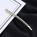Detail van een gouden strass haarspeld op witte kaart tegen zwarte zijden achtergrond - 1 Stuk / Goud (B4103)