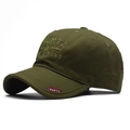 Dettaglio cappellino da baseball verde militare in cotone con ricamo 3D e texture - Stile Ricamo Lettere (5) / Verde Militare