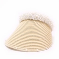 Detalle de visera de paja beige con adornos decorativos de perlas blancas incrustadas - Beige