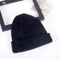 Vista detallada del gorro de punto negro con textura de canalé y dobladillo ancho - M (56-58cm) / Negro