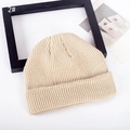 Gorro de punto grueso beige para mujer con dobladillo elegante y diseño térmico cálido - M (56-58cm) / Beige