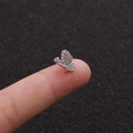 Dettaglio dell'orecchino a fiocco d'argento con zirconi tenuto dalle dita per le dimensioni - Stile Farfalla d'Argento (Argento 2#)