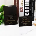 Elegante tarjeta de felicitación negra con textura y letras doradas 'I miss you every day' - 02 Te extraño todos los días