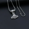 Gros plan du pendentif marteau de Thor argenté avec gravure COD et chaîne box - Marteau de Thor + Chaîne en Acier Inoxydable