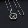 Detail van zilveren ketting met ronde opengewerkte ster hanger op zwarte basis - Vintage Band Pentagram + Roestvrijstalen Ketting