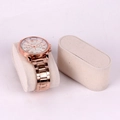 Geneva horloge in roségoud met Romeinse cijfers op een beige fluwelen kussentje - Beige Enkel Horlogekussen