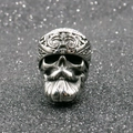 Bague crâne vintage en acier inoxydable avec barbe et bandeau sur fond gris scintillant - US 7 / Argent Antique (11506)