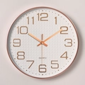 14 inch stille wandklok met roségouden frame en kwartsuurwerk met 3D-cijfers - Gegalvaniseerd Witte Wijzerplaat Roségoud