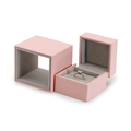 Elegantes rosa quadratisches Schmucketui mit grauem Samtfutter und Schutzhülle - Einzelringbox / Rosa Versetzte Set-Box