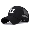 Cappellino da baseball nero in rete con ricamo 'it' bianco e visiera curva sportivo - Ricamo Lettera it / Nero