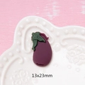 Dettaglio ciondolo a melanzana in resina opaca 13x23mm su vassoio decorativo - Melanzana