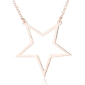 Detalle del collar con colgante de estrella hueca en oro rosa con acabado espejo brillante - Oro Rosa