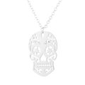 Makroaufnahme von Vintage-Silber-Totenkopfanhänger mit feiner floraler Ranken-Textur - Stahlfarbe