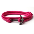 Dettaglio del bracciale in nylon intrecciato rosa con chiusura ad ancora in metallo nero - Corda Rosa Rosso