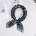 Sciarpa in seta blu scuro con stampa floreale e api su sfondo di marmo - 70cm / Blu