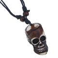 Collier tribal tissé main avec pendentif crâne en résine et perles en bois naturel - Style Crâne