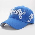 Gorra de béisbol de algodón azul con bordado blanco 3D finally en una vista lateral de 45 gr - Azul