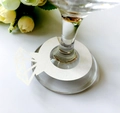 Elegantes tarjetas de mesa blancas con forma de anillo de diamante en papel cortado - Blanco