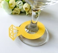Tarjetas de mesa de papel amarillo cortado con láser en forma de anillo para copas de vino - Dorado