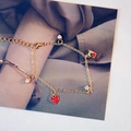 Elegante pulsera dorada con colgantes de fresa y corazón de circón ajustable para mujer - Pulsera de Fresa con Strass (WG0-0872)