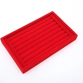 Detail eines roten Samt-Schmucktabletts mit mehreren Schlitzen für Ringe und Ohrstecker - 22.5*14.5*3cm / Rot