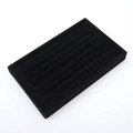Nahaufnahme der schwarzen Samt-Schmucklade mit mehreren Schlitzen für Ringe und Stecker - 22.5*14.5*3cm / Schwarz